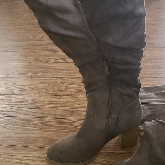 Boots - Picture 3 of 4